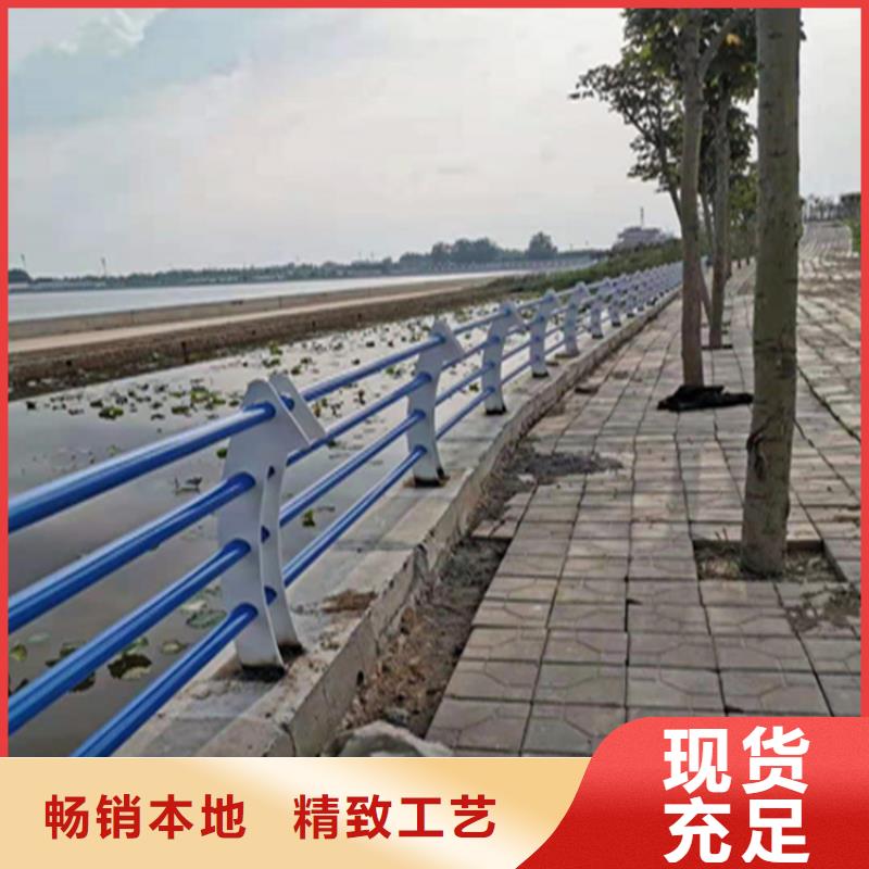 造型新颖的氟碳漆喷塑桥梁防撞护栏