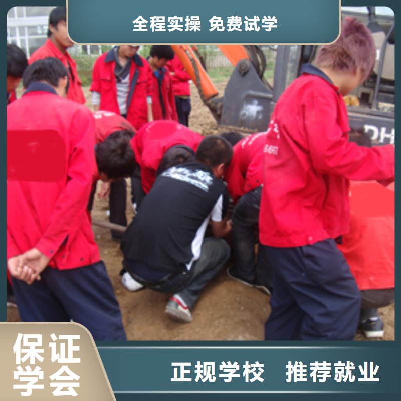 挖掘机操作_虎振汽修学校学真技术