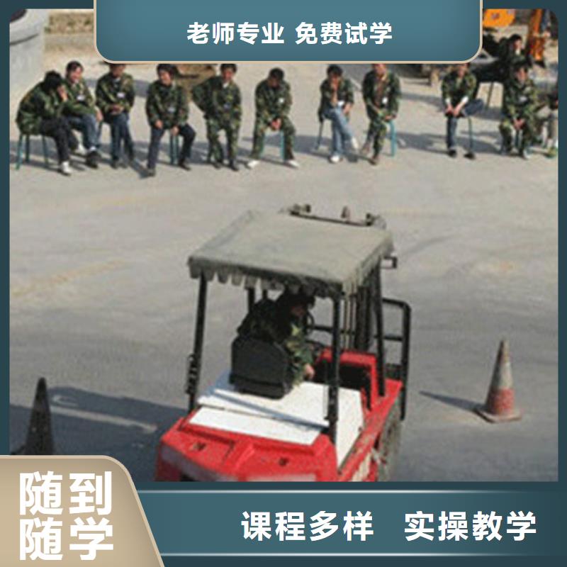 学挖掘机钩机学费多少钱哪有学挖掘机铙机的学校