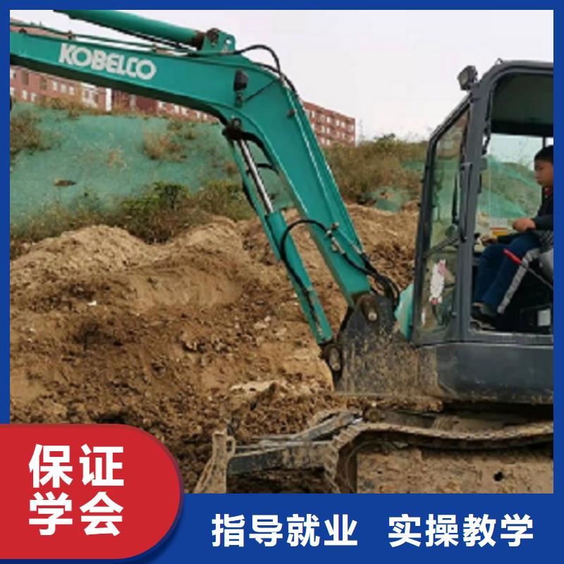 【 挖掘机学校 哪里能学挖掘机报名优惠】随到随学