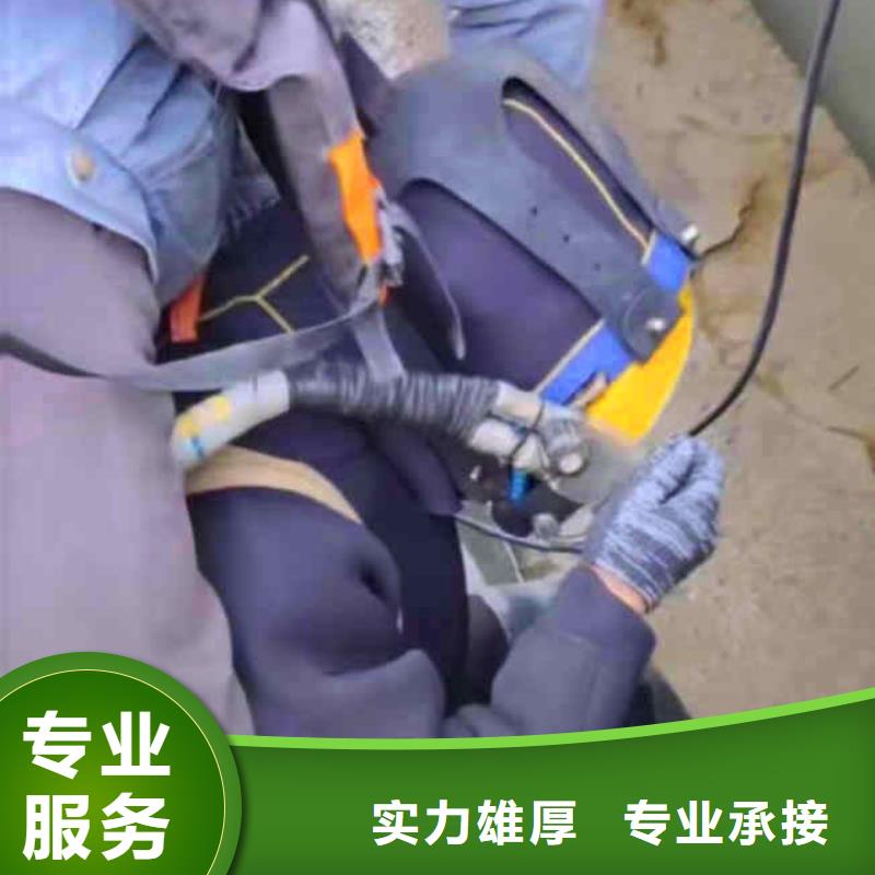 潜水员服务水下清淤技术精湛