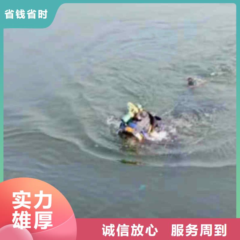 潜水员服务水下管道安装团队